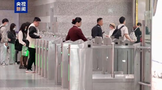 配资伐 明天起 上海地铁全网试点银行卡刷卡过闸